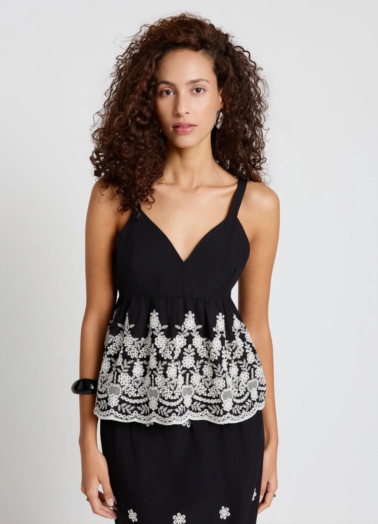 Top peplo con ricamo floreale