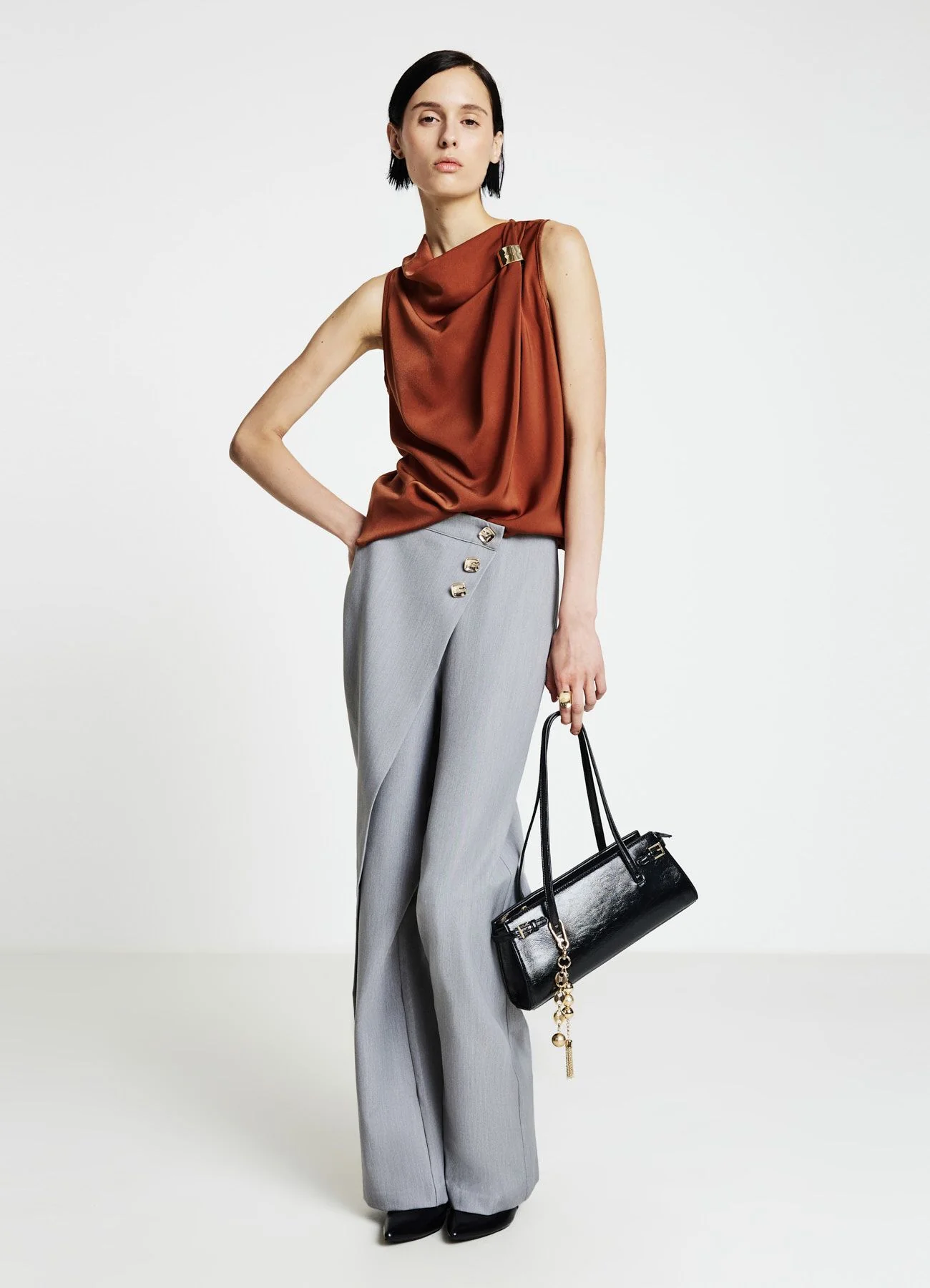 Top simil satin con anello metallico