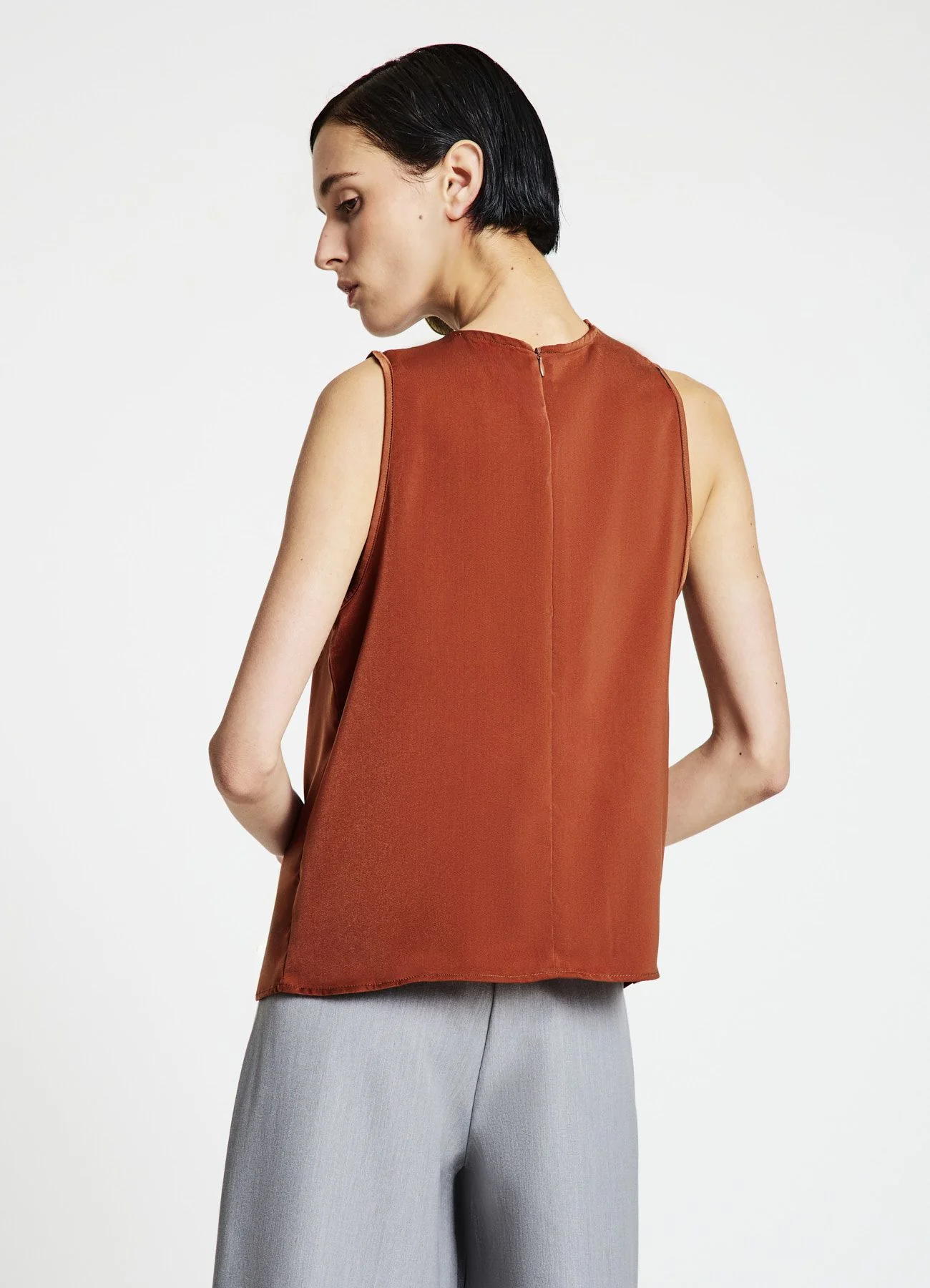 Top simil satin con anello metallico - Image 2