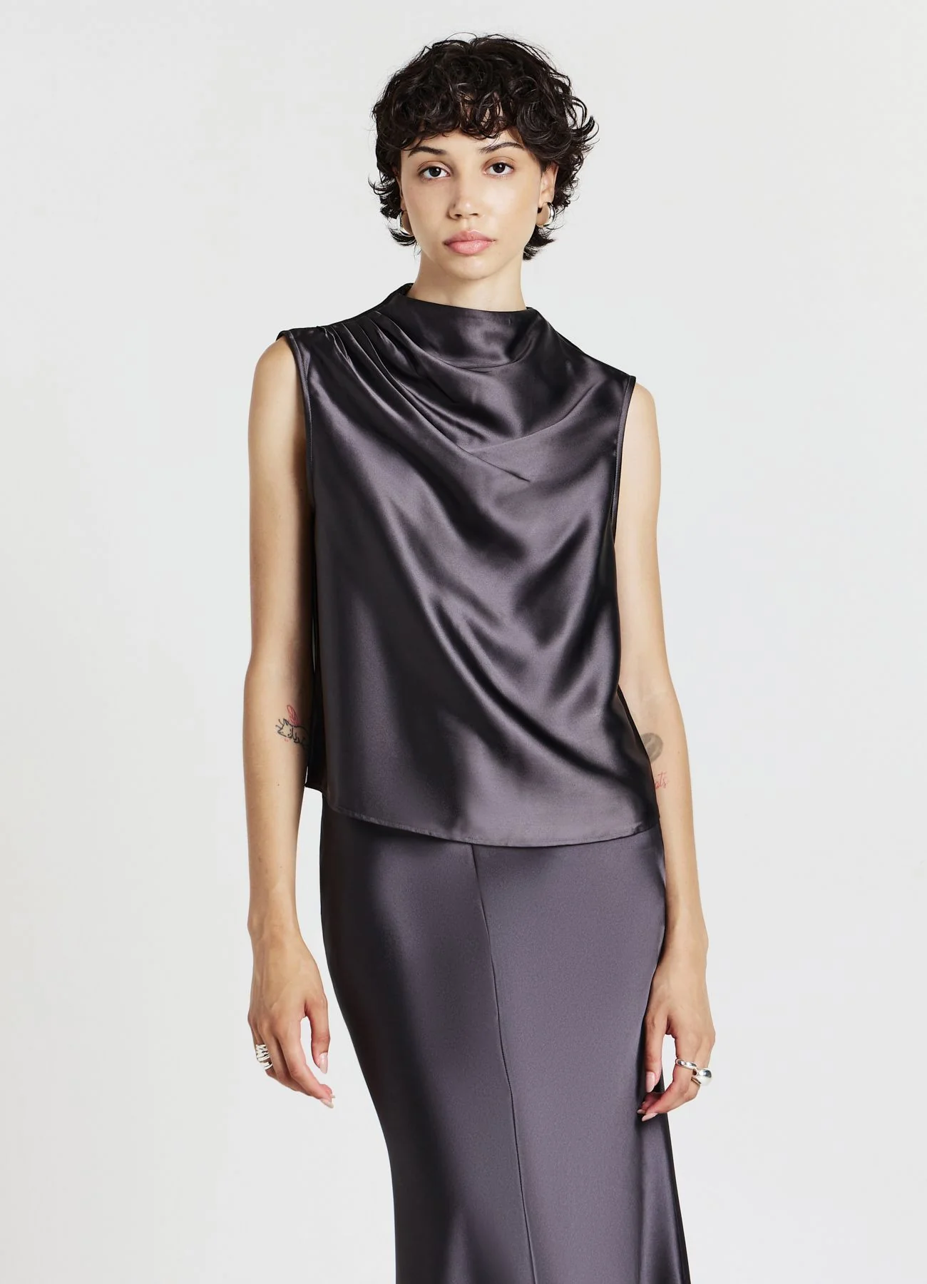 Top simil satin con collo drappeggiato - Image 2