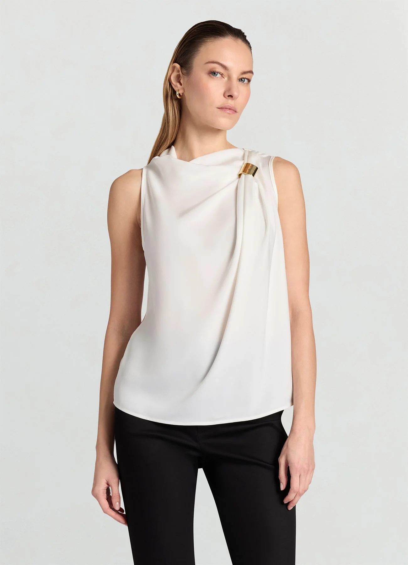 Top similsatin con drappeggio e anello metallico