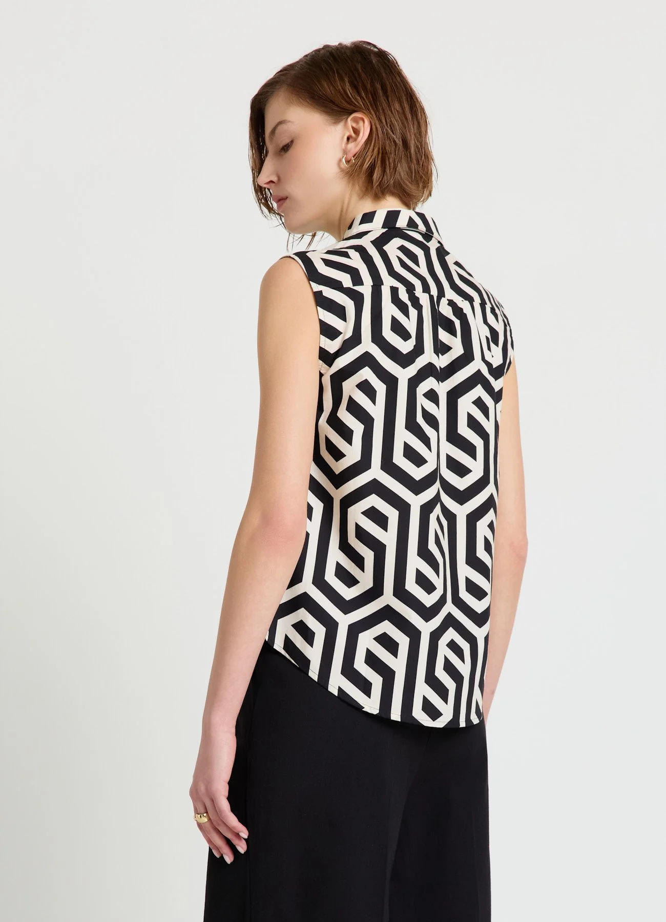 Top smanicato con colletto camicia e stampa geometrica - Image 3