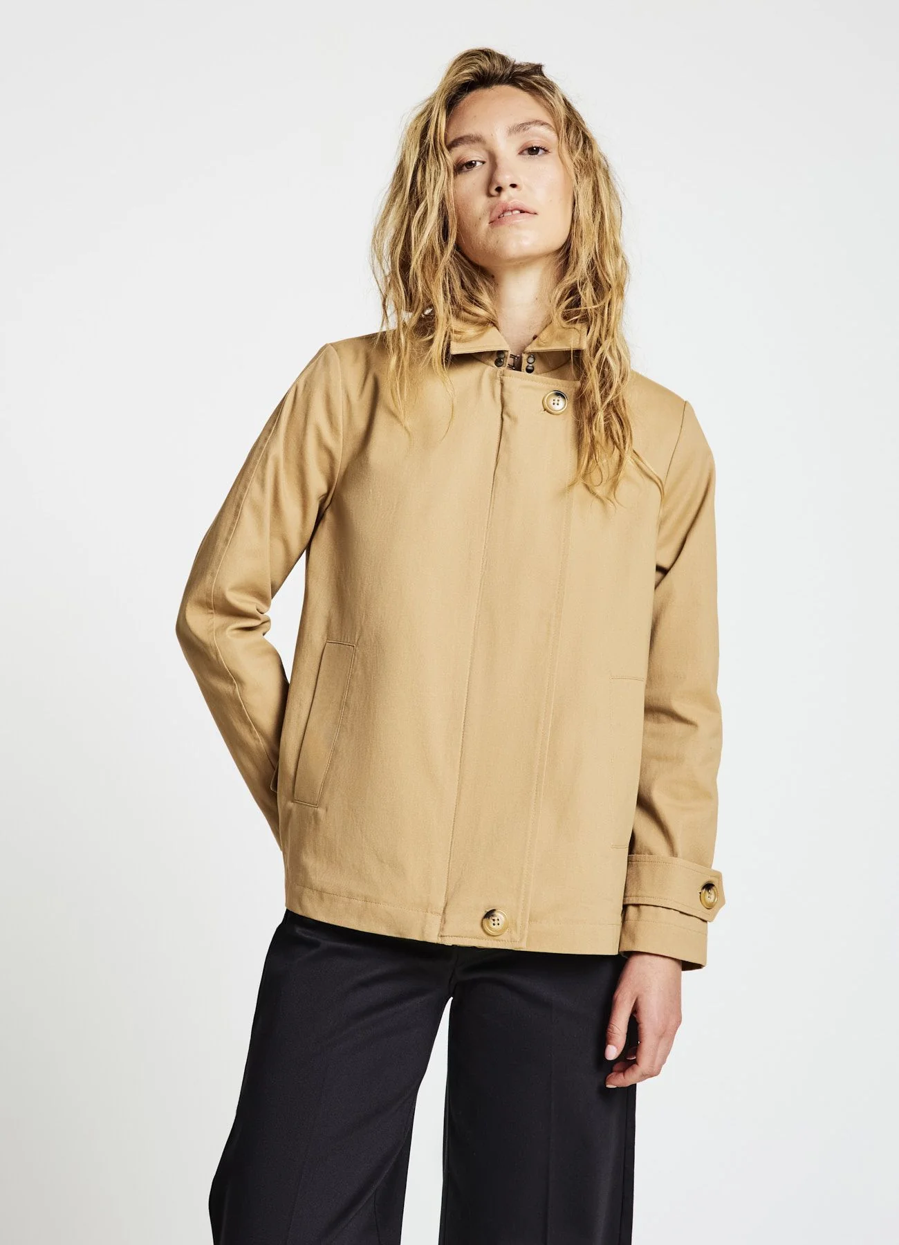 Trench corto con colletto classico - Image 2