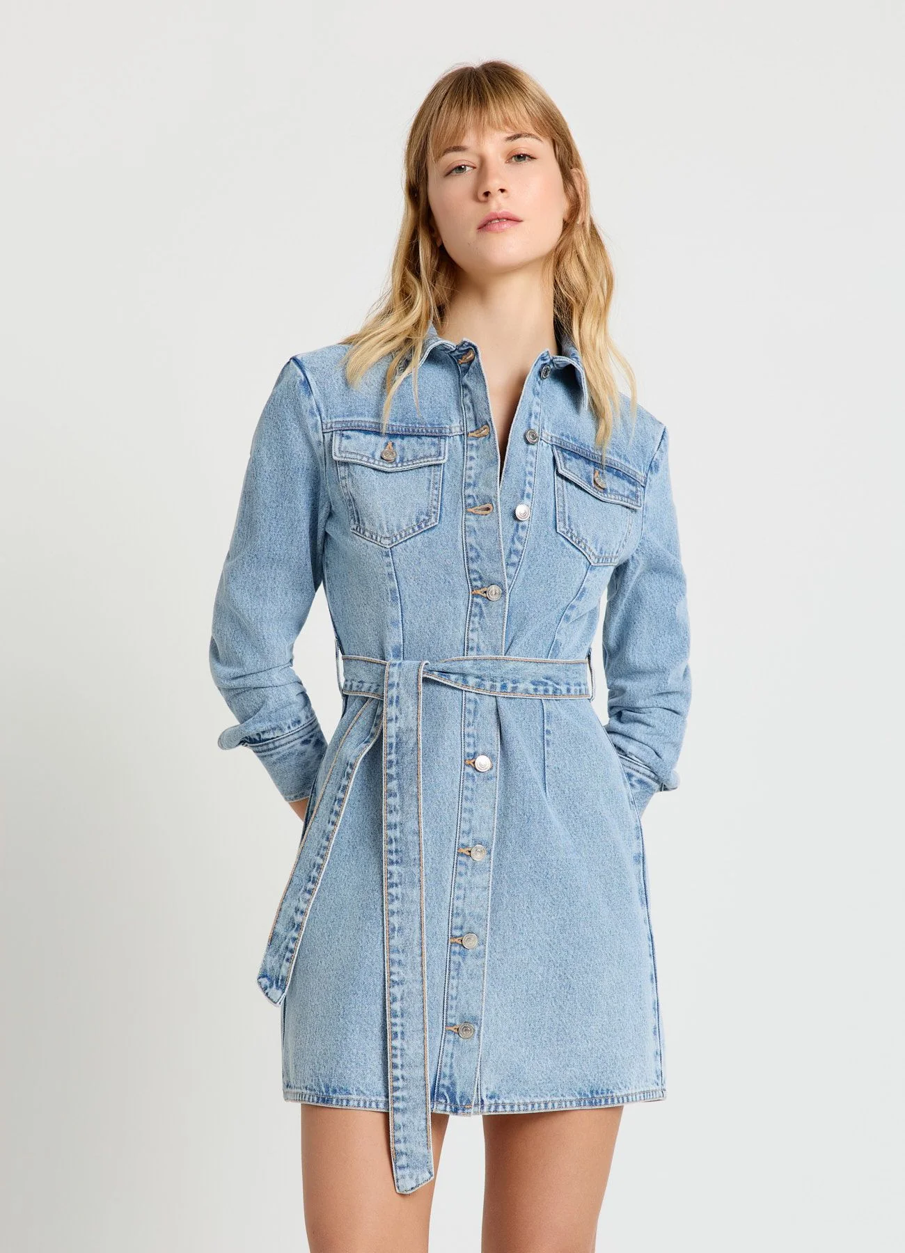 Vestito camicia con bottoni e cintura