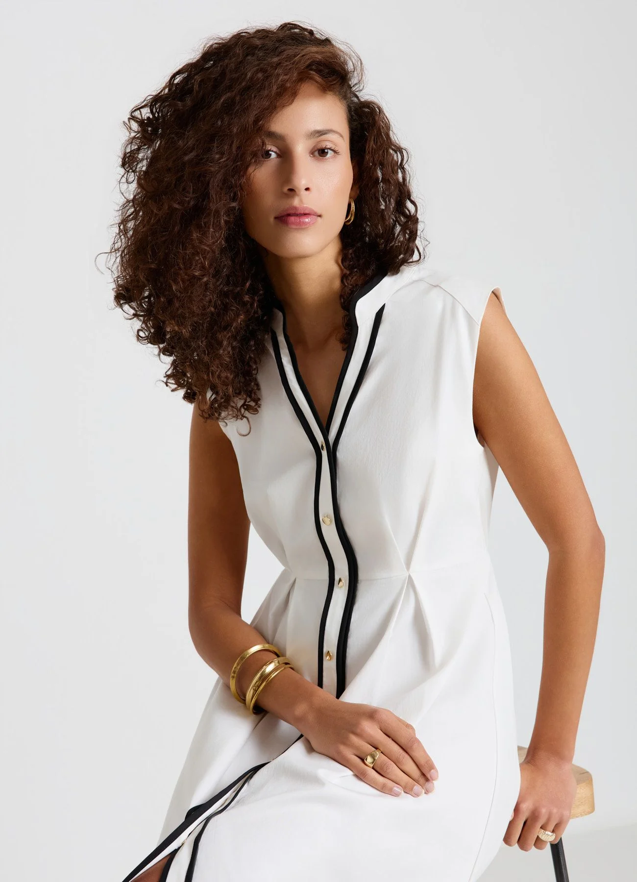 Vestito chemisier con bottoni e piping a contrasto