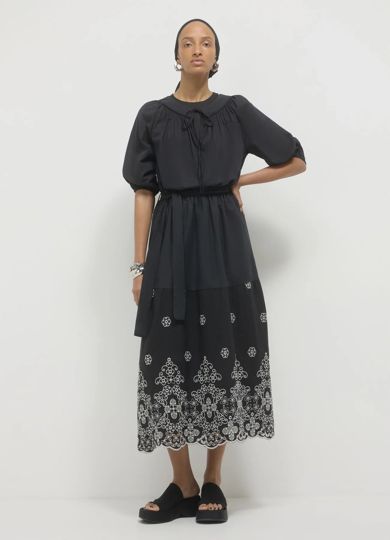 Vestito con balza ricamata - Image 2