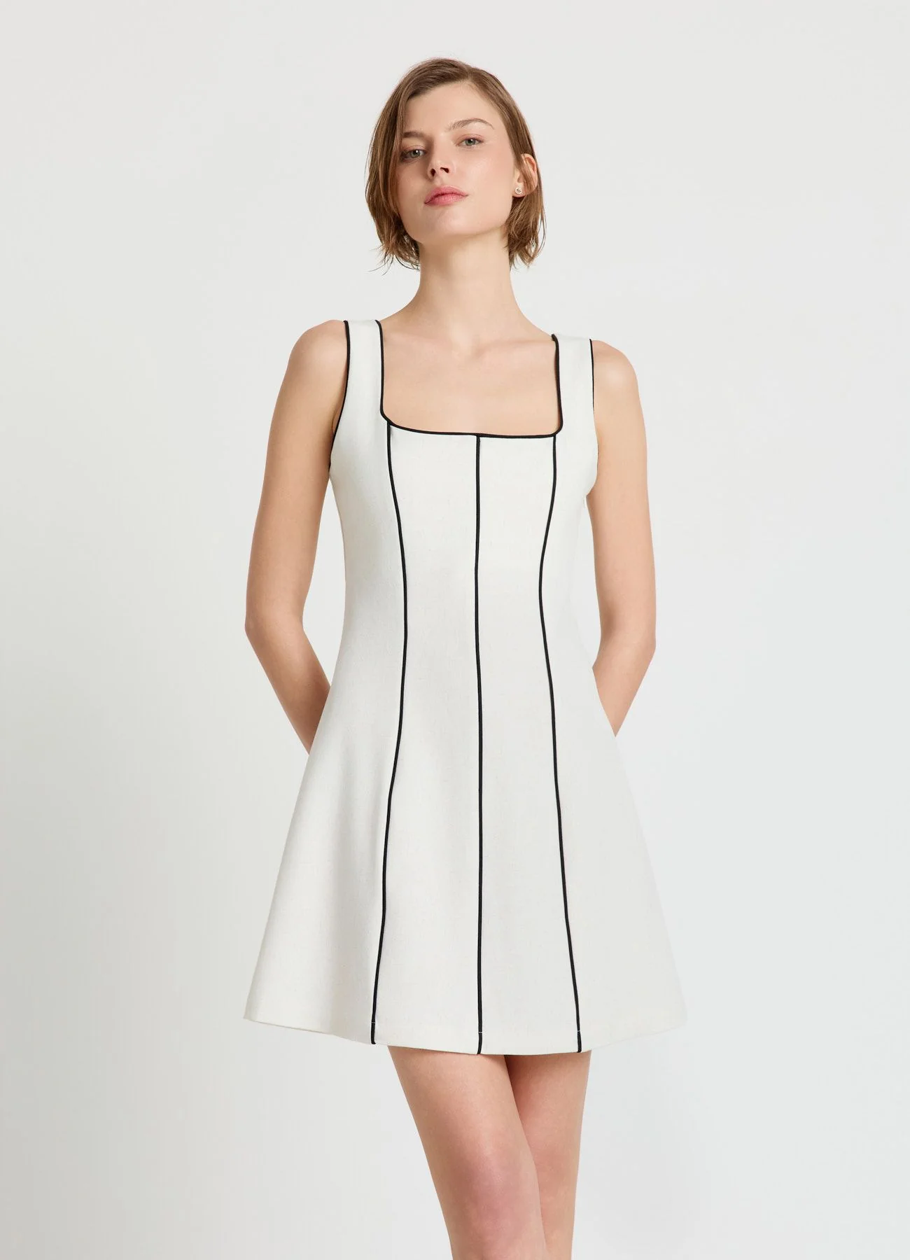 Vestito corto con profili a contrasto - Image 7