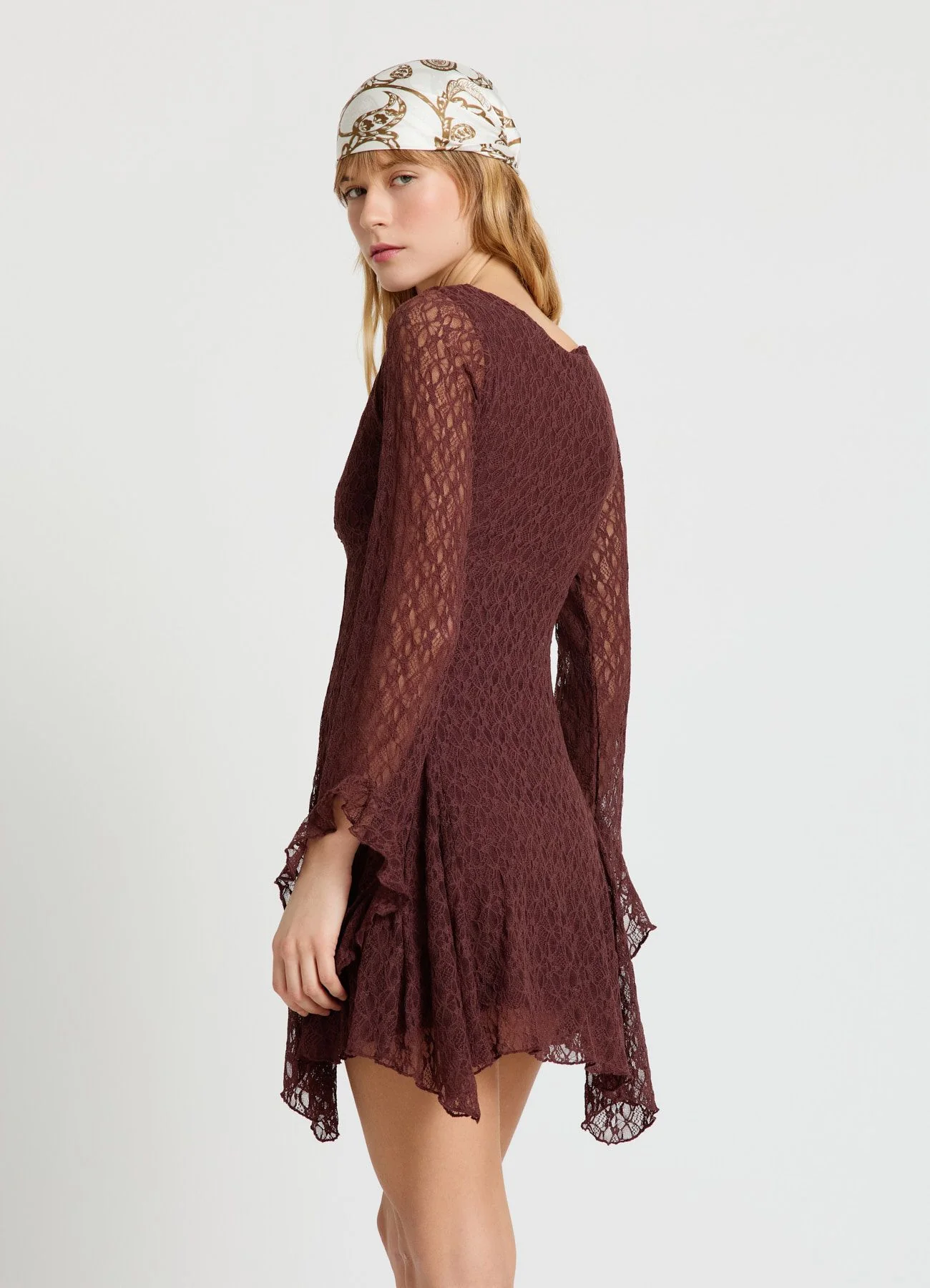 Vestito corto in pizzo con scollo a V