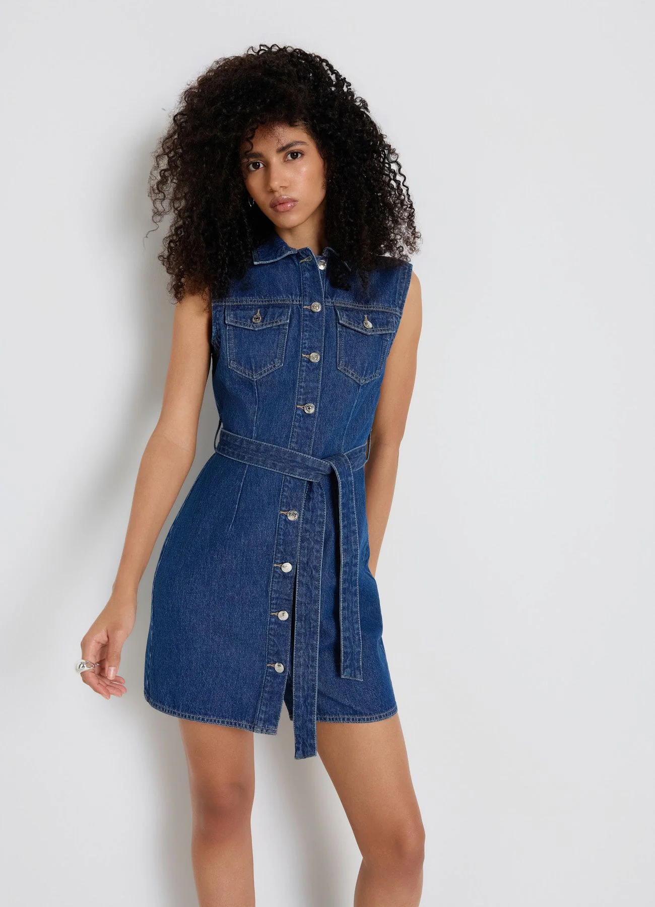 Vestito in denim smanicato con cintura - Image 7