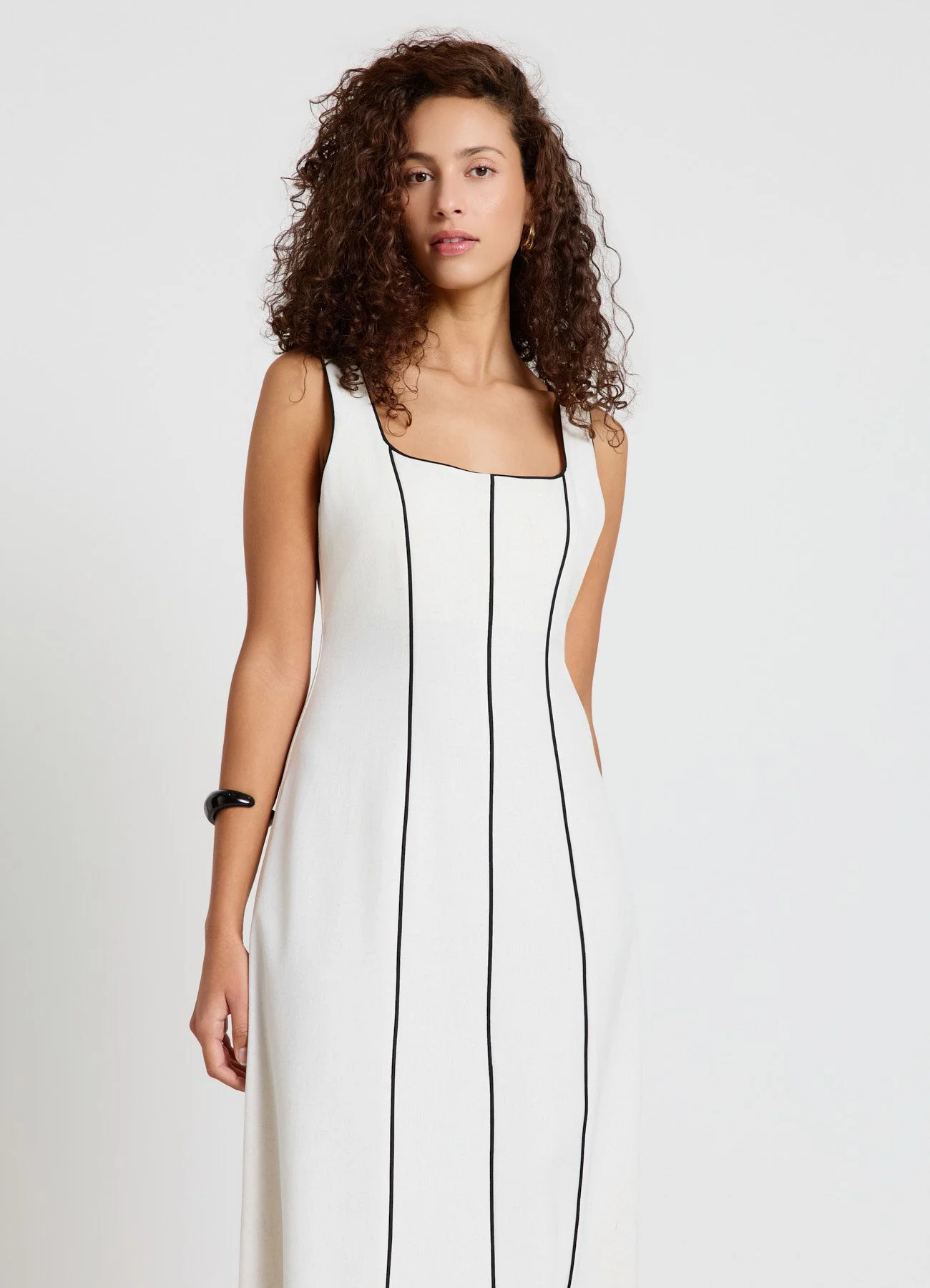 Vestito lungo con profili a contrasto
