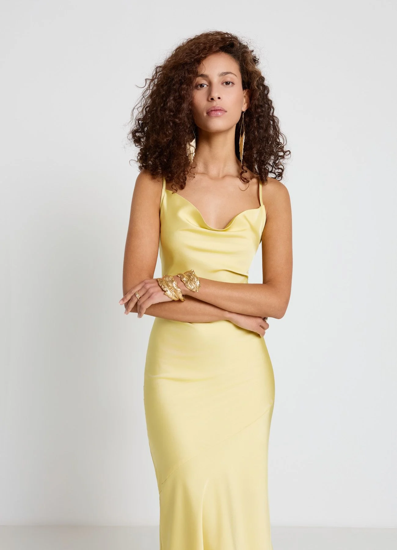 Vestito lungo con scollo drappeggiato