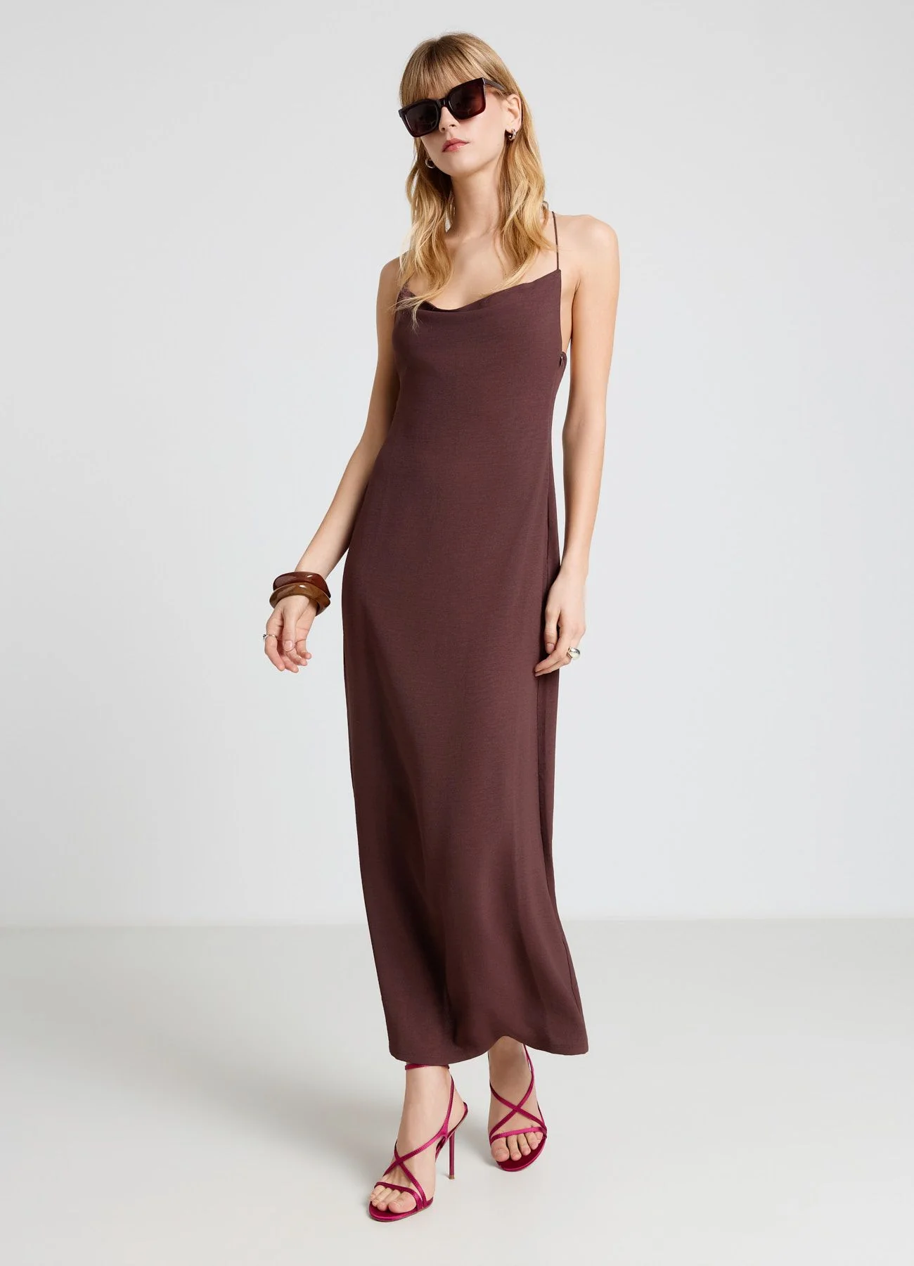 Vestito lungo scollato con spalline incrociate