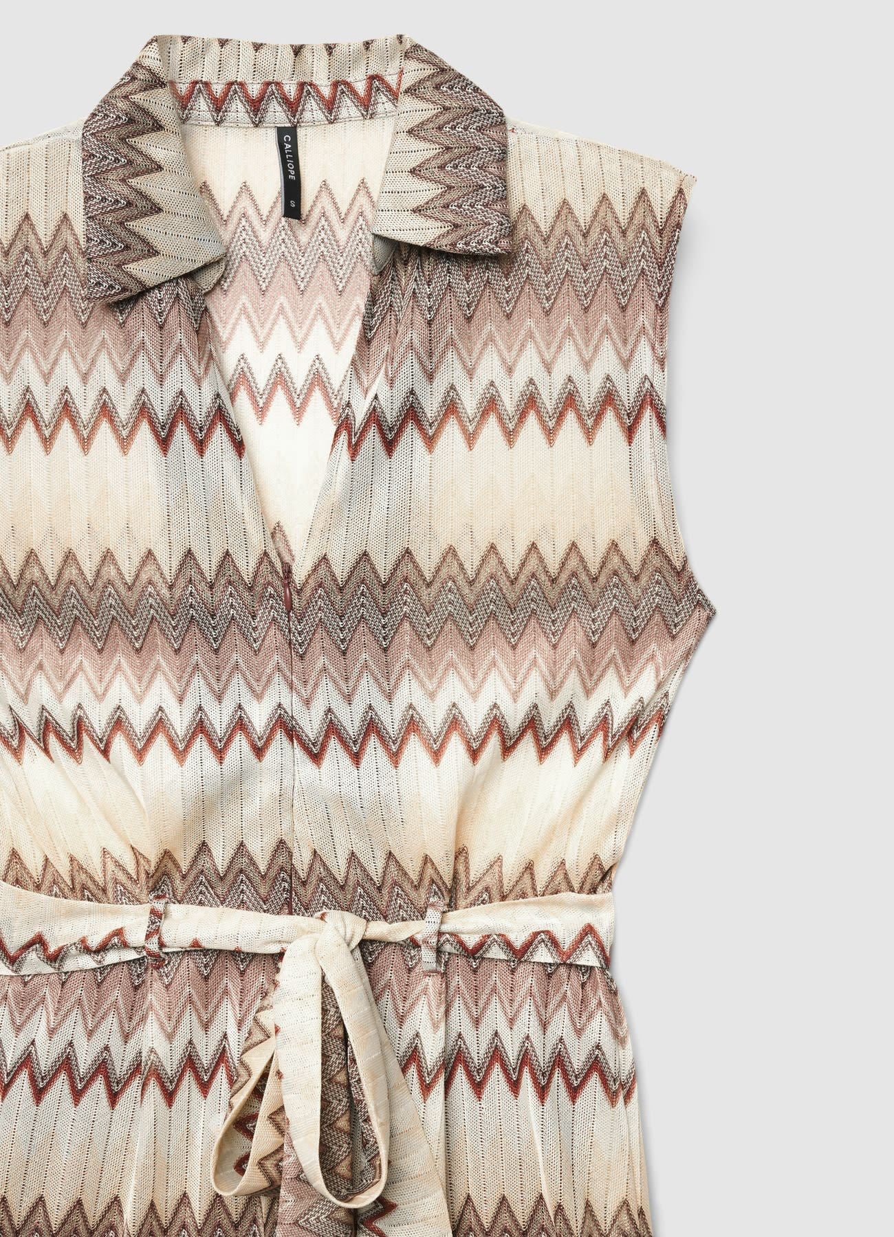Vestito lungo smanicato con cintura e stampa chevron - Image 6