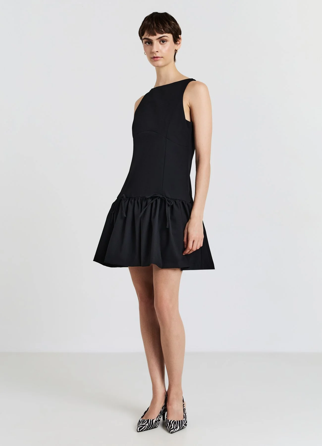 Vestito smanicato balza