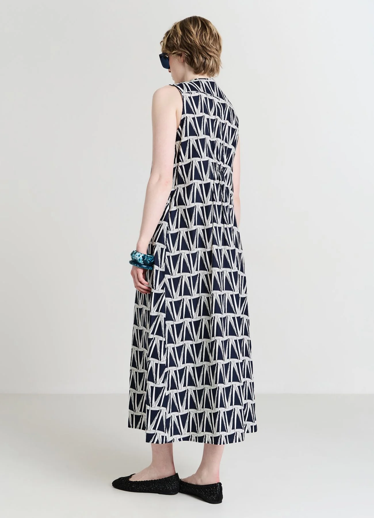 Vestito smanicato fantasia bicolor